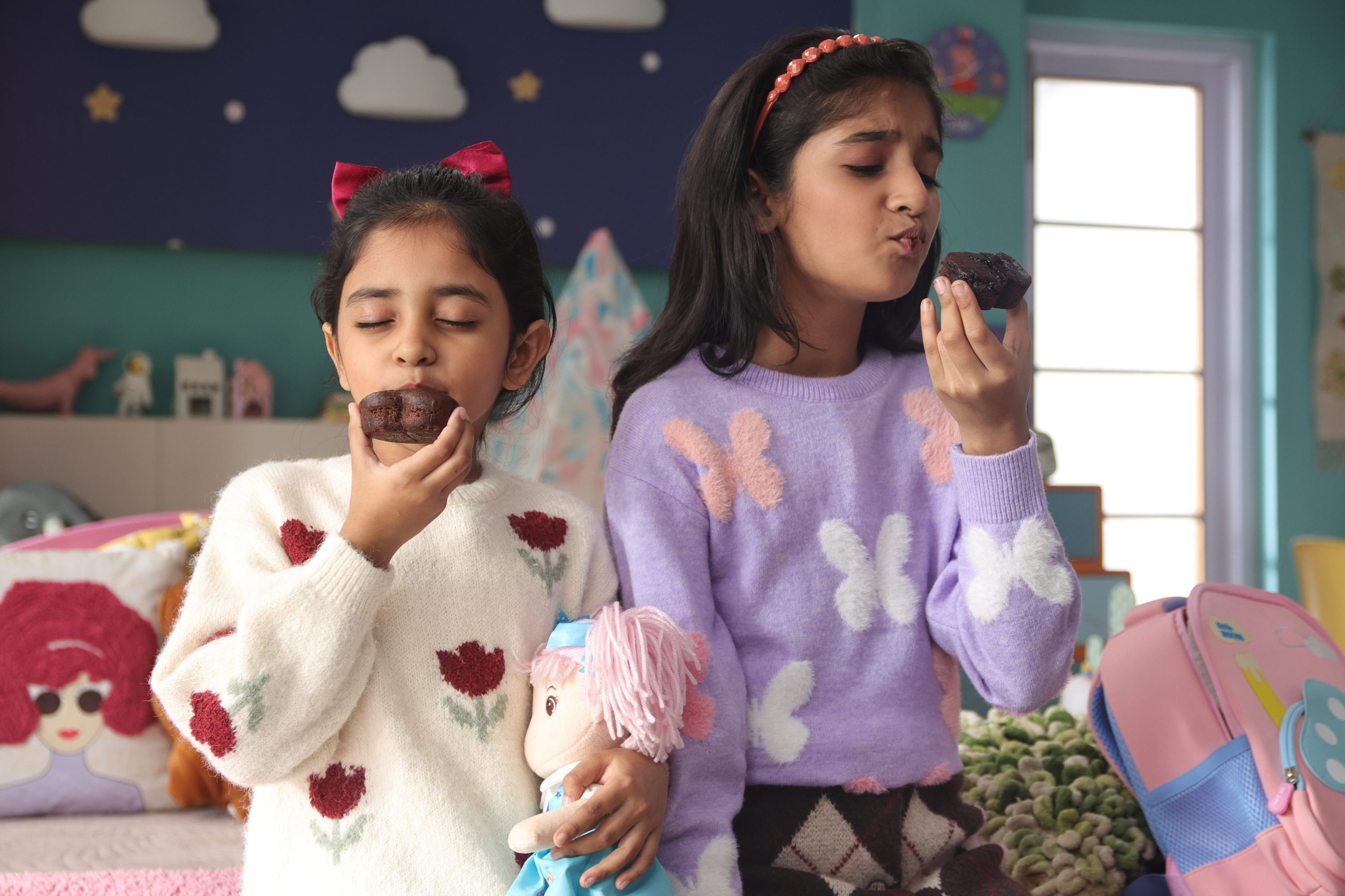 Winkies-About-Us-Section2-Girls-Eating-Cakes